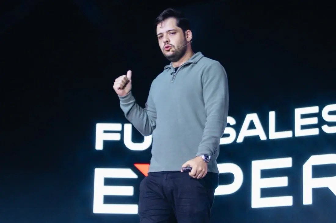 Fernando Miranda, CEO da Staage e sócio da V4 Company, palestrando no Full Sales Experience